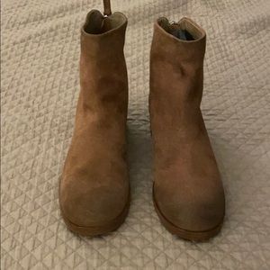 Markell  tan suede zip back boots